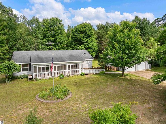 2nd image of 3839 Wallaker Rd