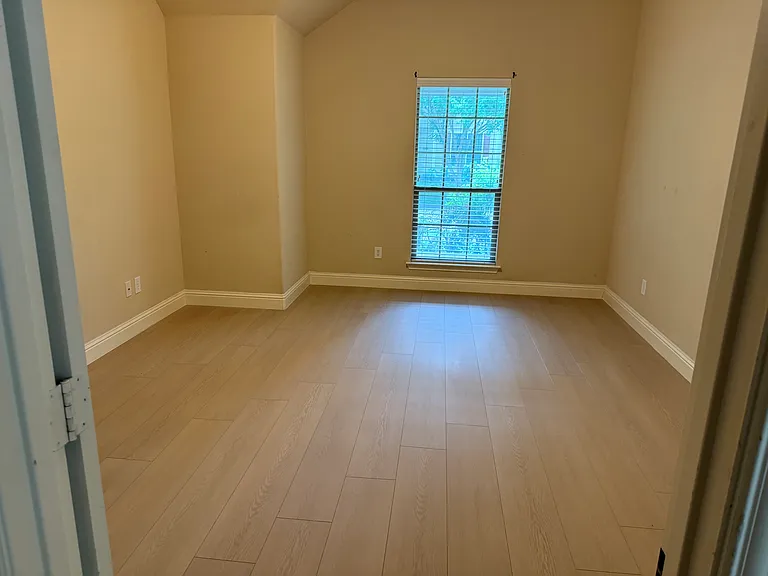 2701 Westpoint Dr — Photo 10