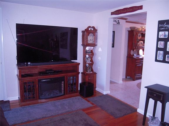 3rd image of 51 Carlson Cir
