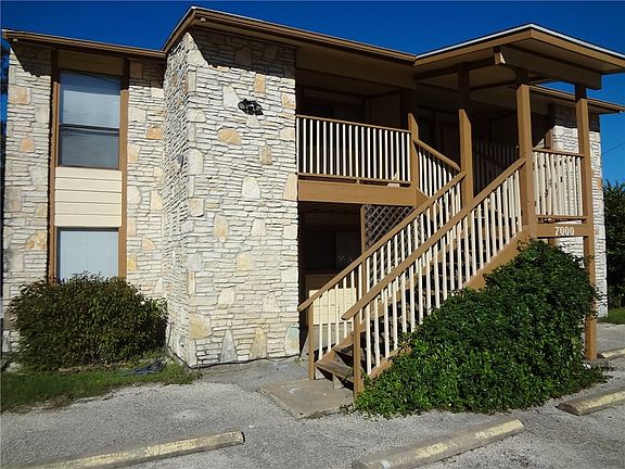 2nd image of 7000 Oak Meadow Cir APT B
