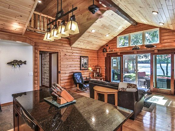 4th image of 3735 ARBUTUS DR W W