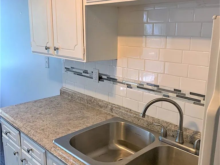 Hill Town Apartments — Photo 18