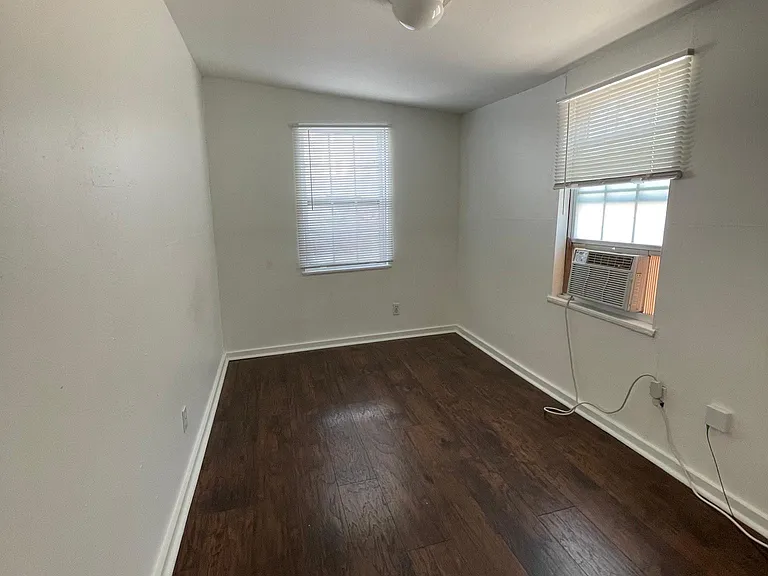 Back bedroom, Full or queen