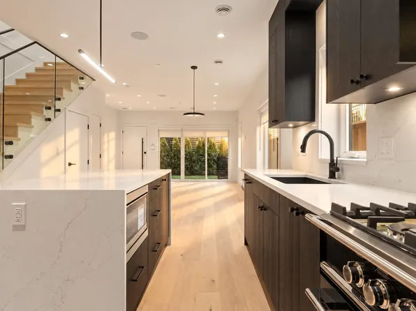 2539 Grant St #1, Vancouver, BC V5K 3G4