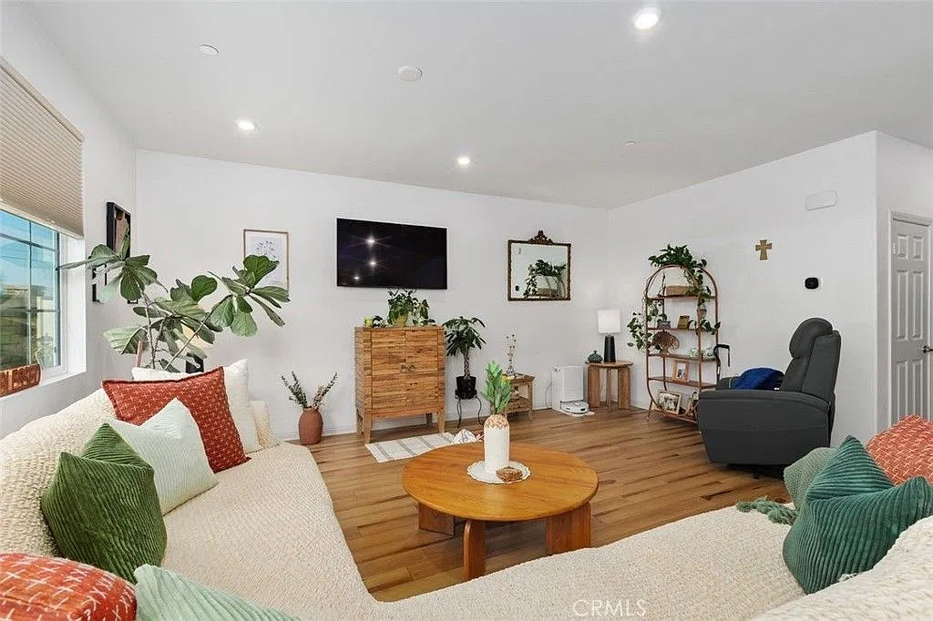 3 bed, 2.5 bath, 2021 sqft, $2,900 — Photo 4