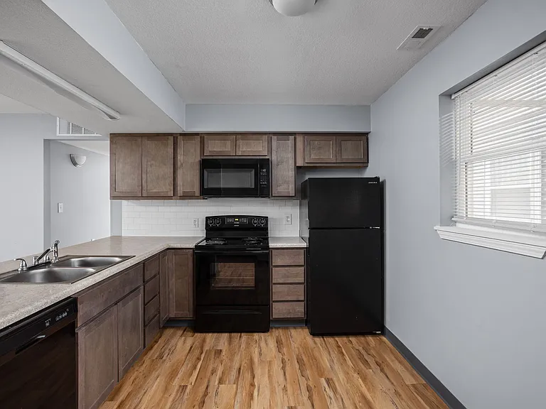 Hilltop Ridge Apartments — Photo 11