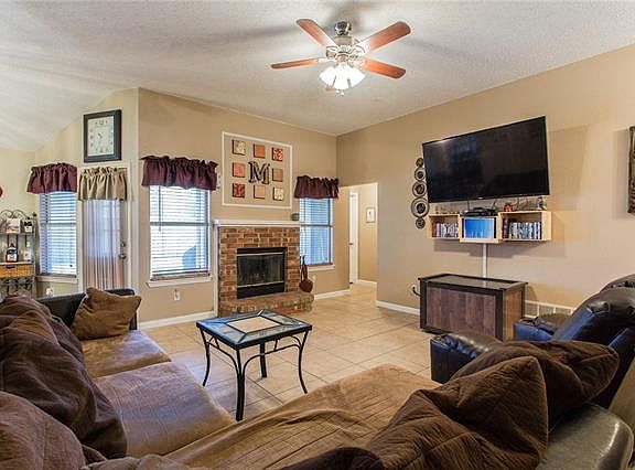 3rd image of 427 Wesley Ln