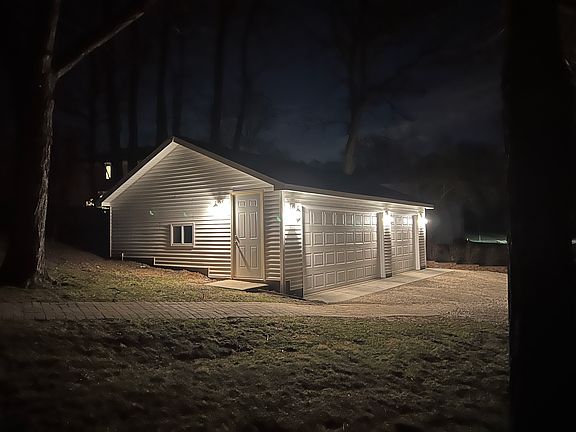 NEW 3-Car garage.
Dedicated 1-Car garage for tenant.