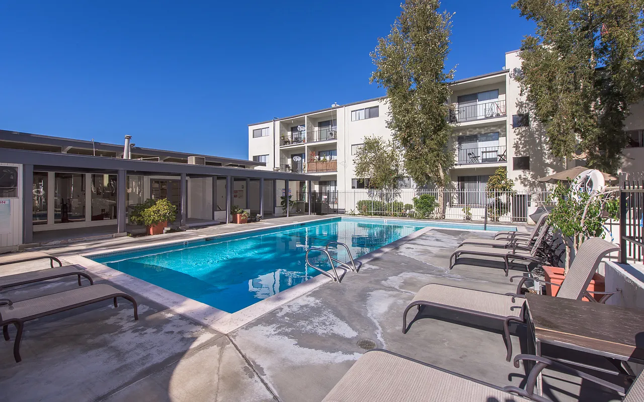Tarzana Springs — Photo 4