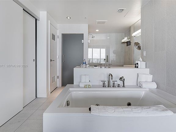 3rd image of 3101 Bayshore Dr #1402