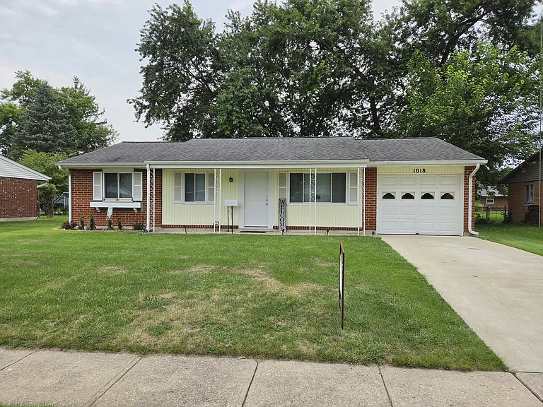 1018 Frontier Dr — Photo 2