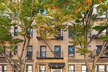 210 East 75th Street in Lenox Hill