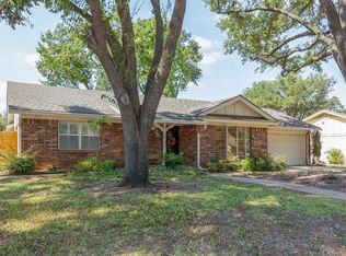 1221 Princess Ln, Hurst, TX 76053