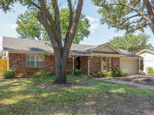 1221 Princess Ln, Hurst, TX 76053