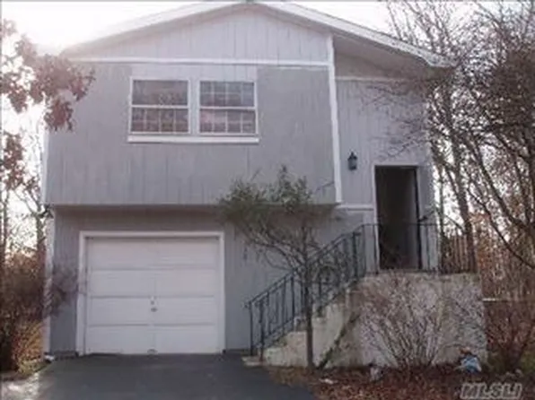 44 Beach Ln, Coram, NY 11727