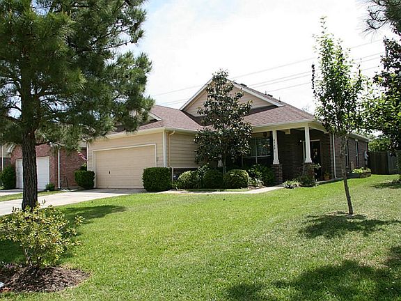 Confortable 3 bedroom 2 bath home with beautiful landscaping