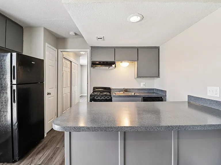Oak Tree Apartments — Photo 15
