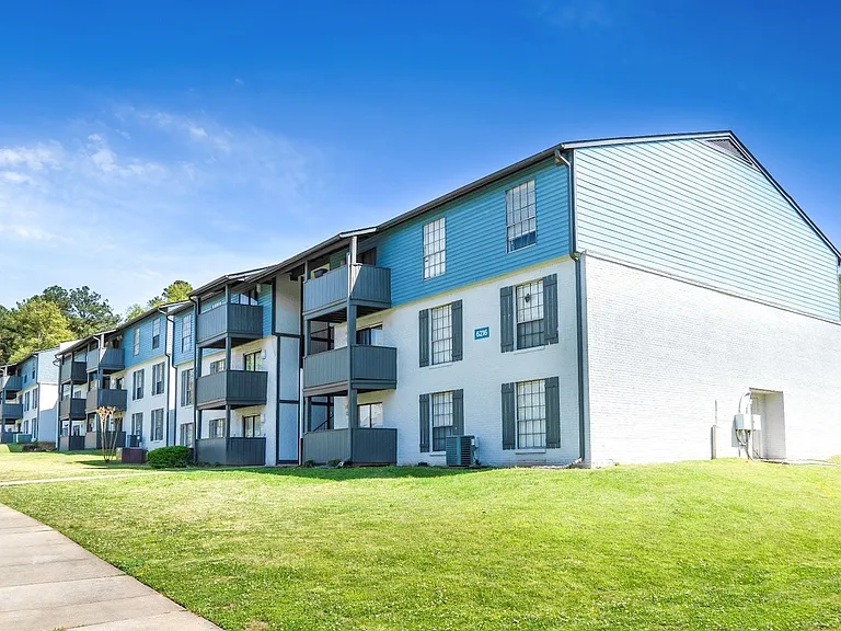 Crestwood Green Apartments — Photo 14