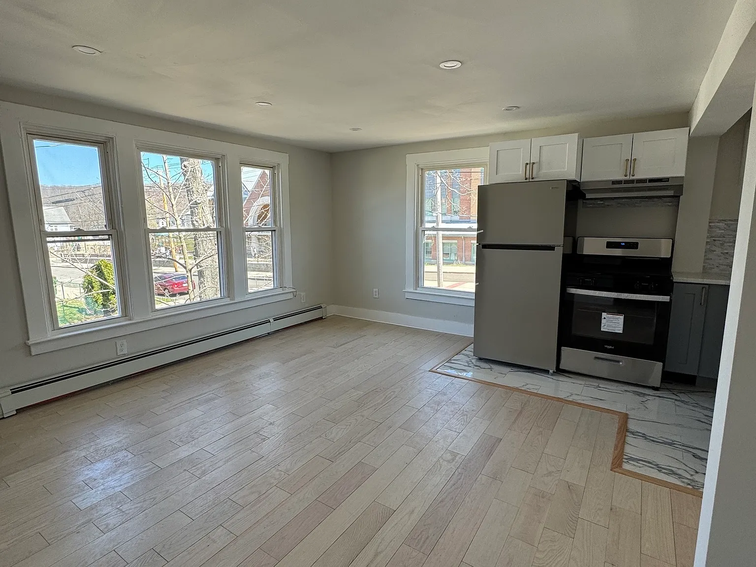 4 bed, 1.0 bath, 3102 sqft, $2,400 — Photo 2