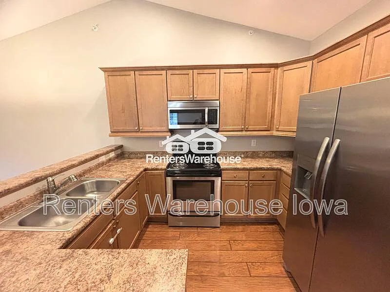Building Photo - 2000 Meadow Ct #405