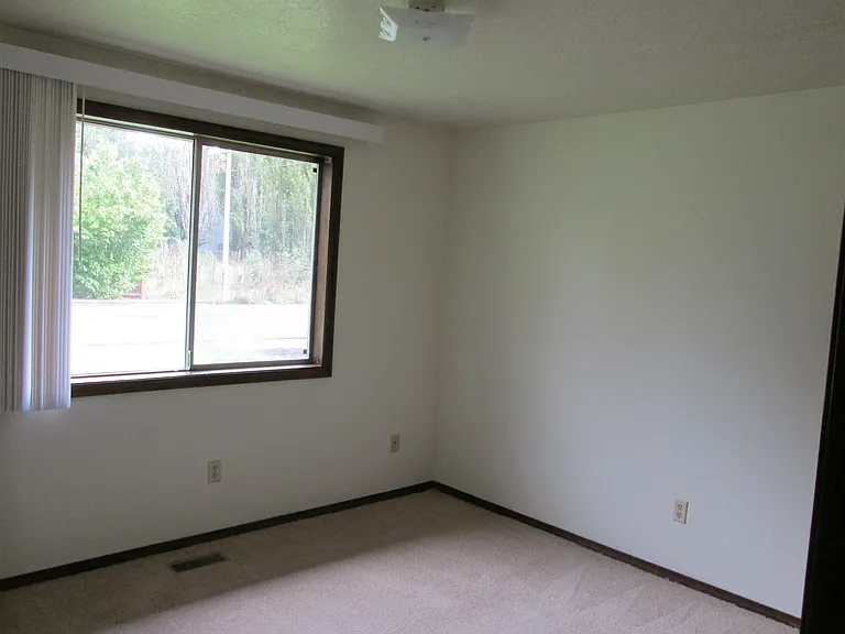 17640 SW Wright St — Photo 8