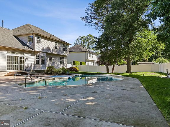5th image of 7 Longfellow Ln