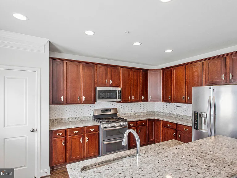 703 Skippers Ln — Photo 4