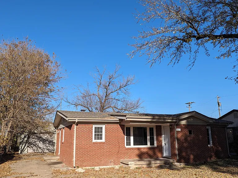822 Alexander Dr — Photo 1