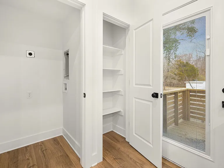 Luxury One Bedroom Townhome Available Now! - In The Heart Of Fayetteville — Photo 15