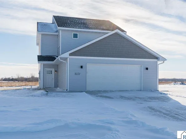 3221 Bassett Dr, Mankato, MN 56001