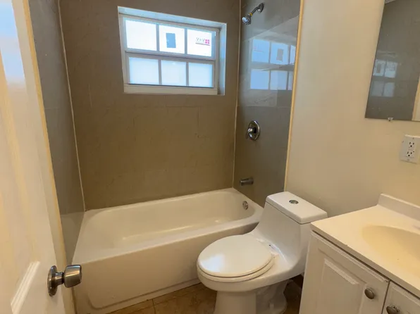 4601 SW 24th St, Hollywood, FL 33023