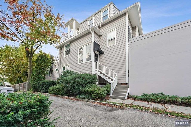 1st image of 208 Bellevue Ave Floor 3