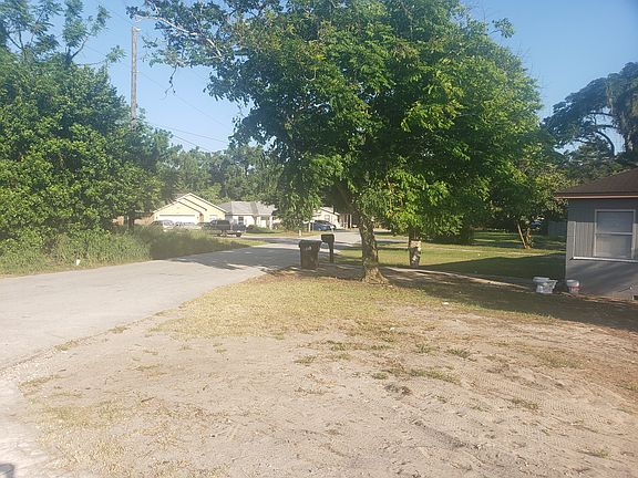 Exterior Neighborhood (street photo)