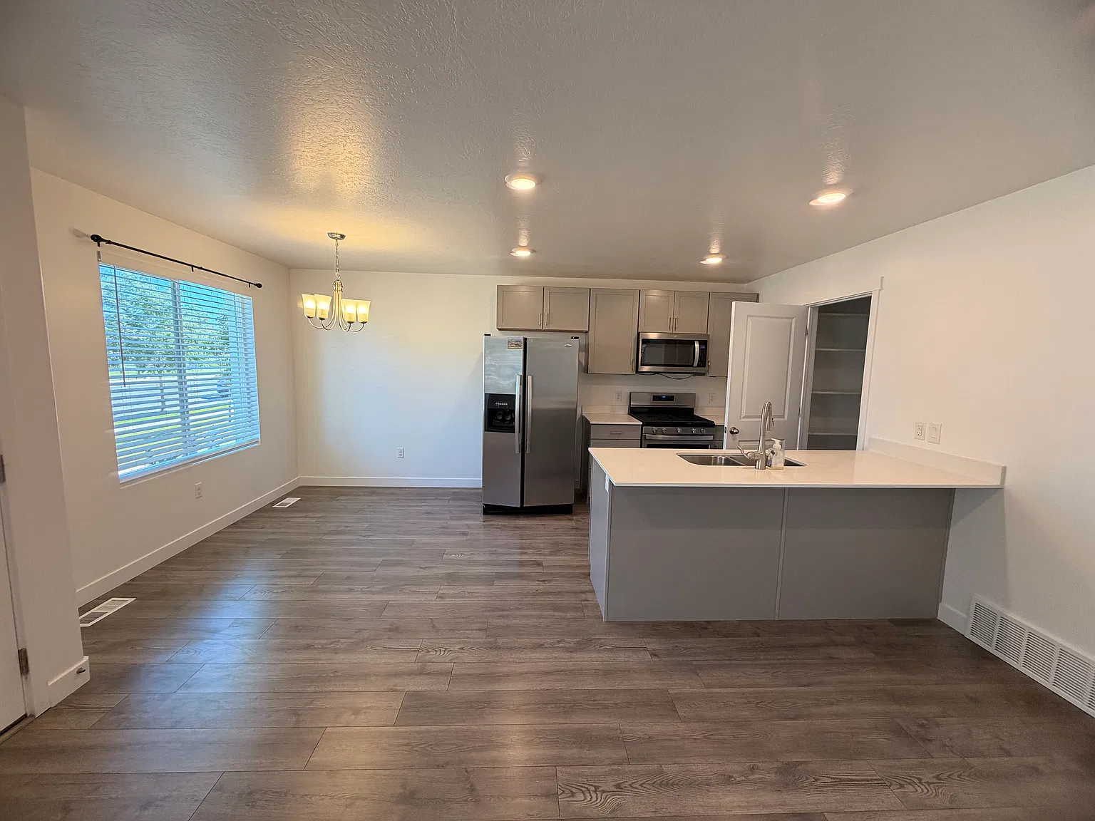 3 bed, 1331 sqft, $1,980 — Photo 4