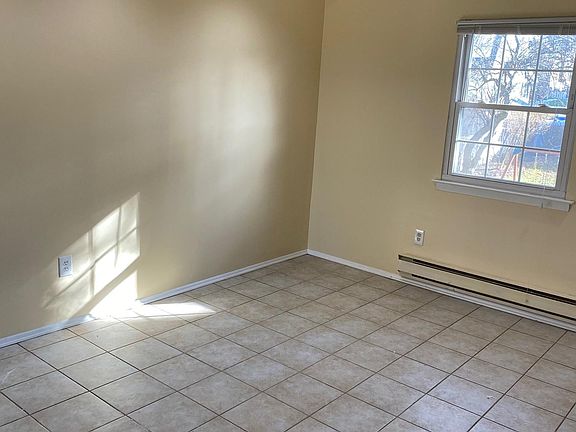 3rd image of 580 Bloomfield Ave APT 4B