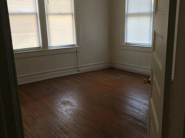 119 W Burke St — Photo 28