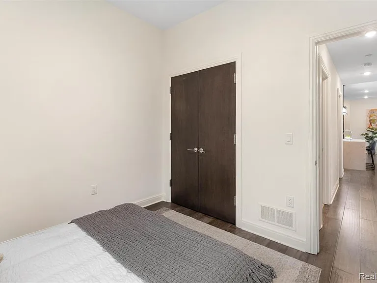 438 Selden St #404 — Photo 22