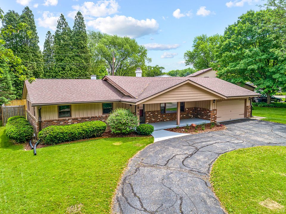 1st image of 815 Oakmont Pl