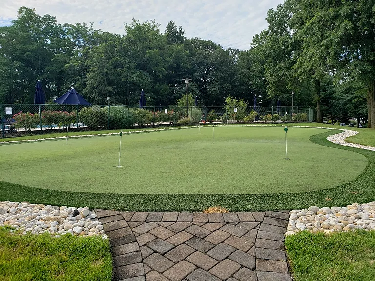 7-Cup Putting Green
