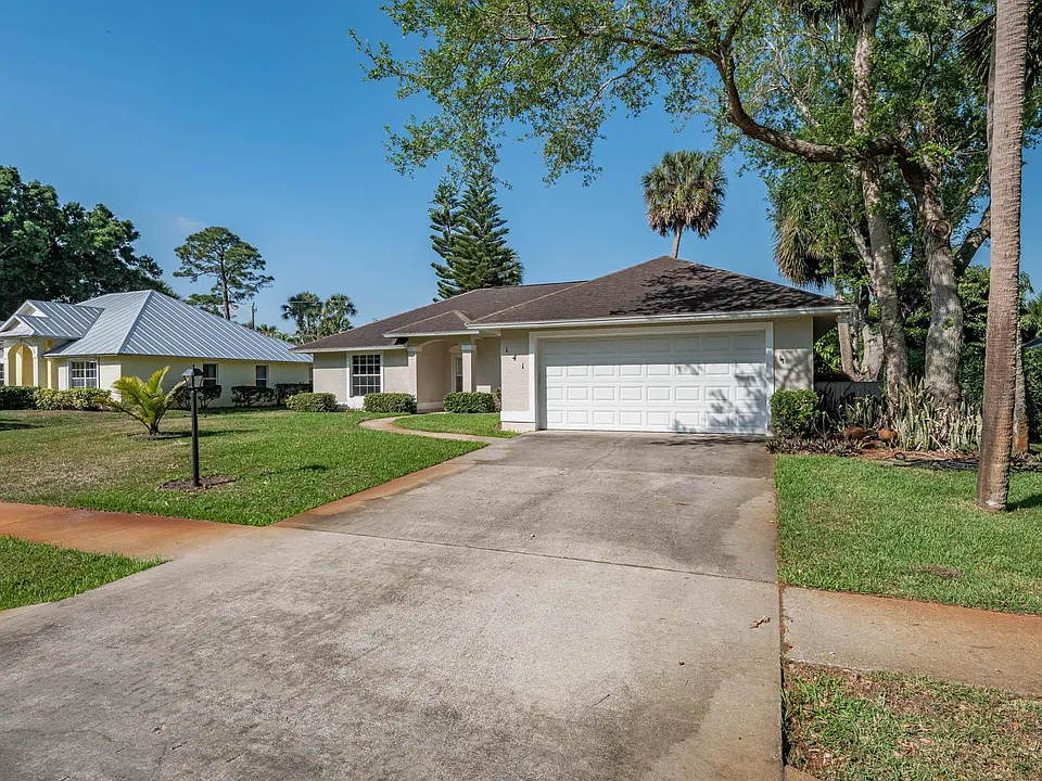 141 39th Dr