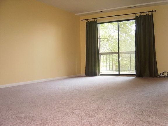 Living room W/ new carpet 