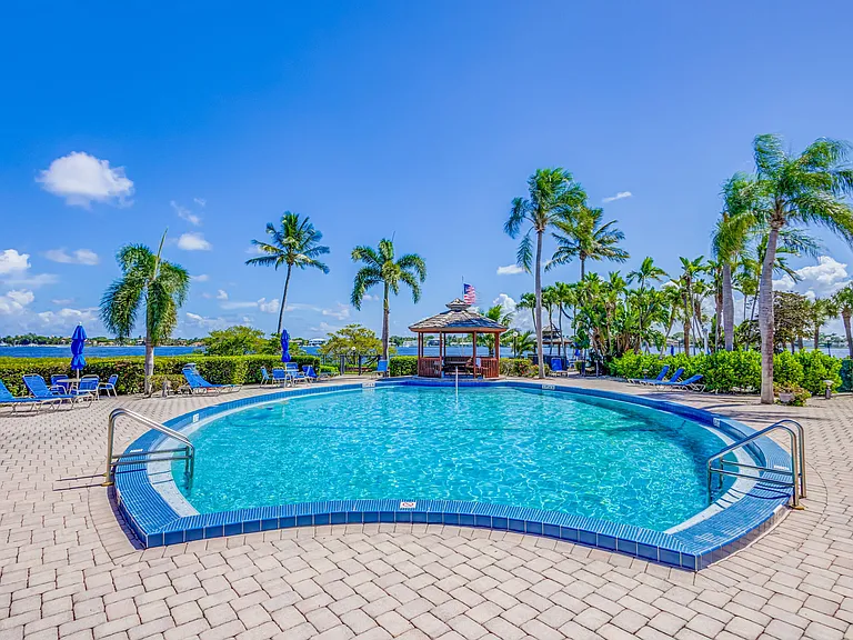 101 Half Moon Cir #B — Photo 44