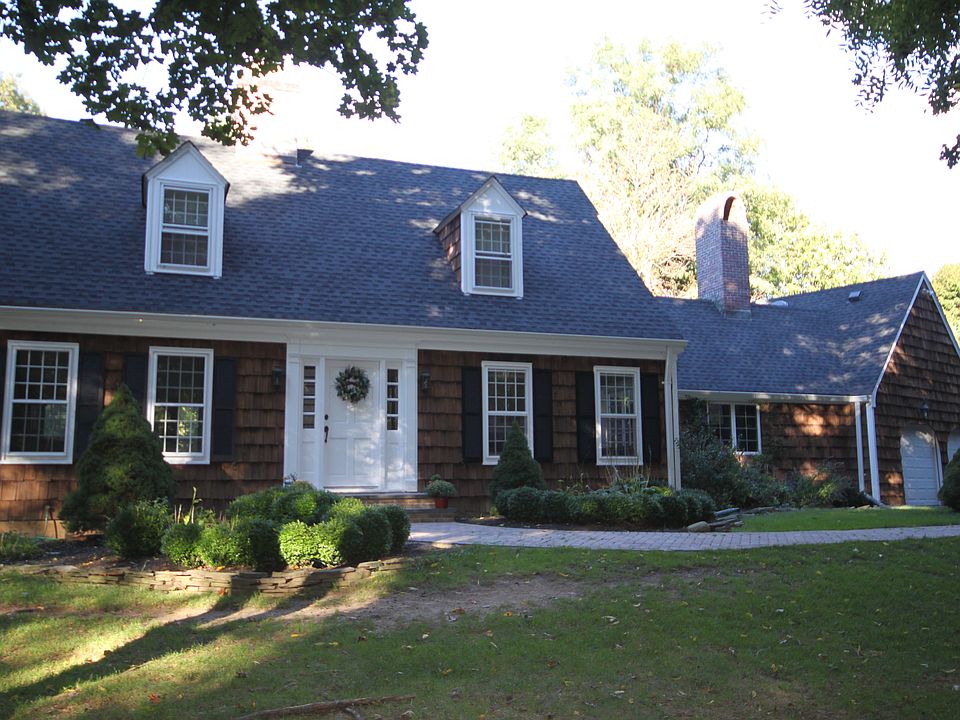 1st image of 2 Woodcrest Dr