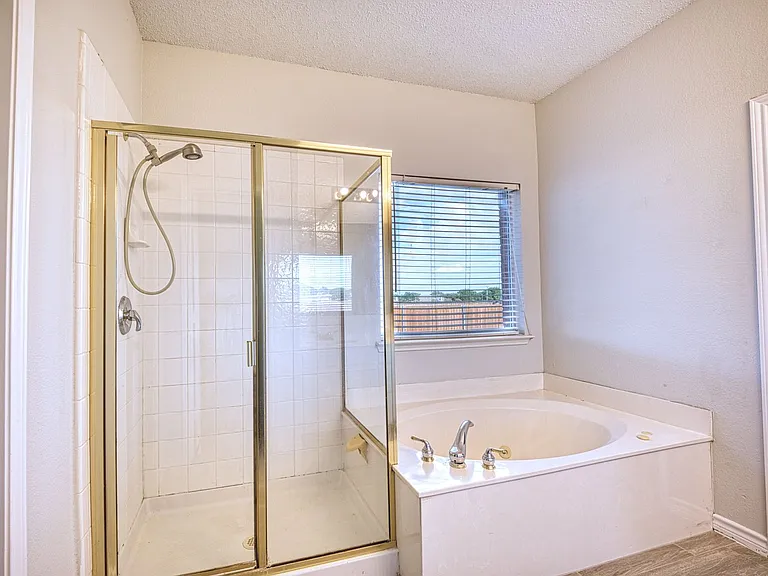 1532 Tanglewood Dr — Photo 2