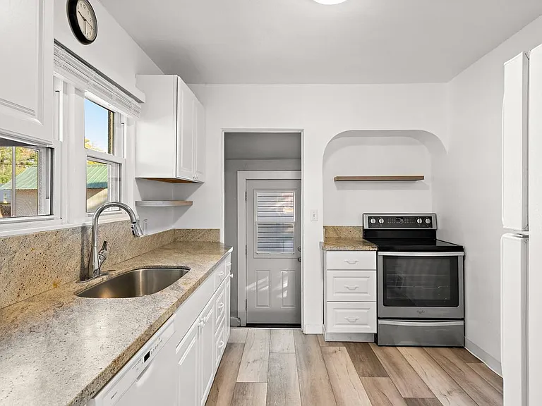 4426 W Irving St — Photo 11