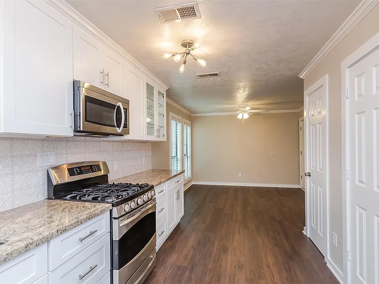 1611 Oakdale St — Photo 13