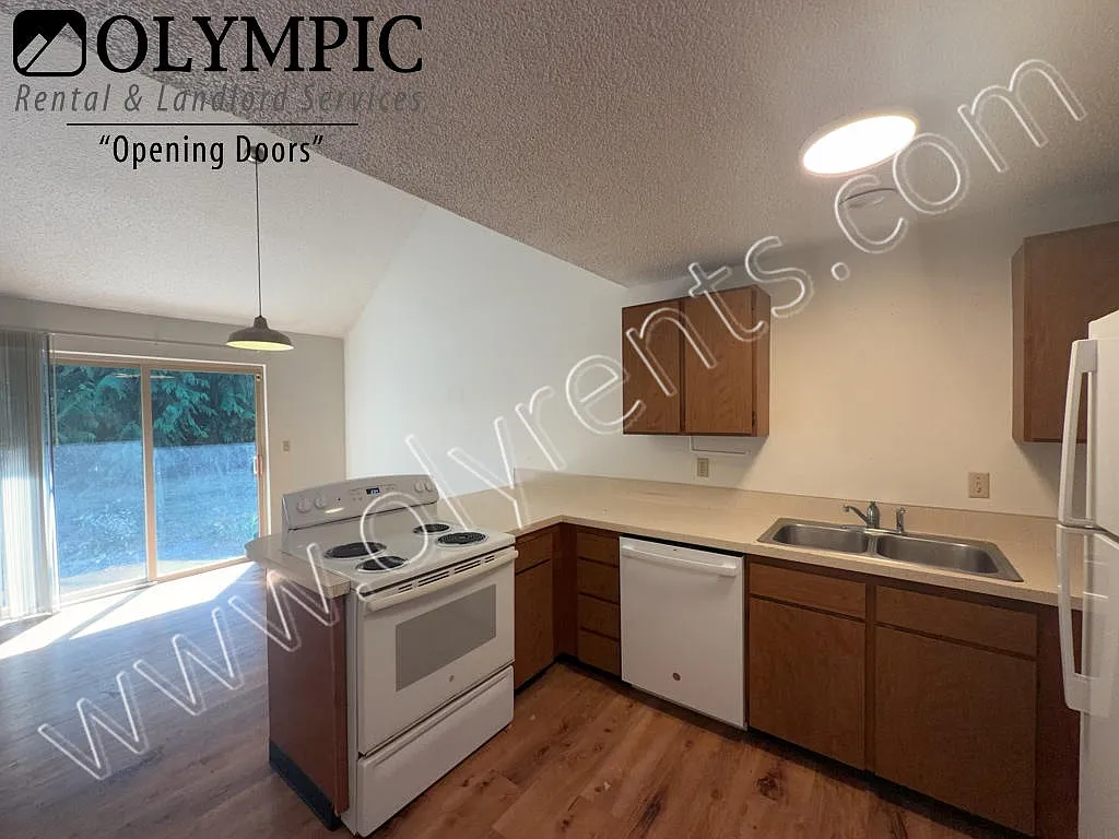 3bed/1.75bath townhome w/ Carport, 1223 sqft - Water/Garbage included — Photo 4
