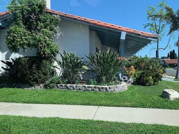 Side view. Gardener service included!