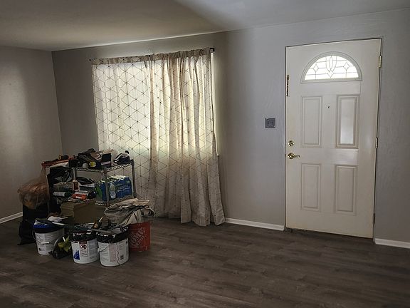 Full size Living room (sorry, paint cans not included ... unless you ask !)