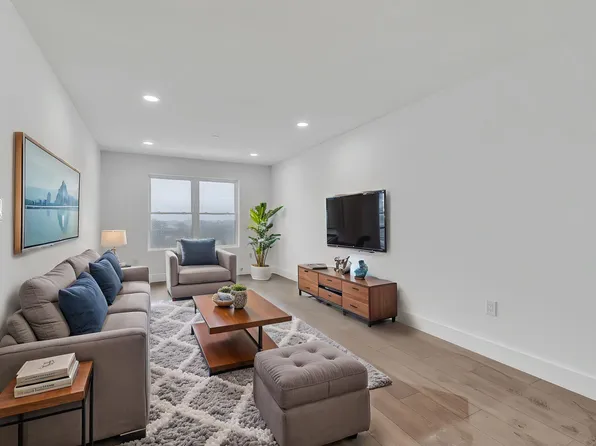 74 Broadway St, Freeport, NY